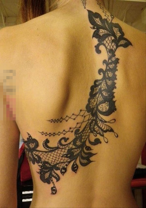 点击大图看下一张：女生后背上黑色几何线条蕾丝花朵纹身图片