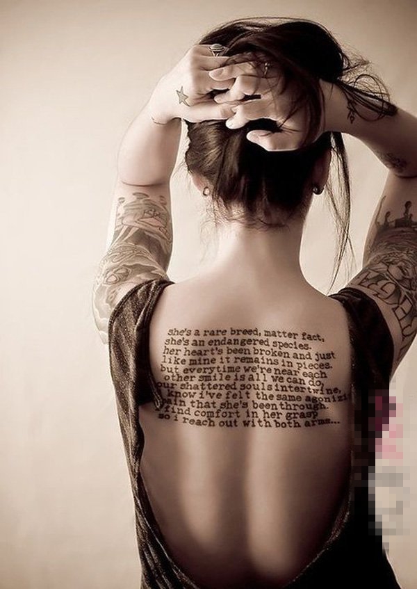 点击大图看下一张：女生后背上黑色有意义的英文短句纹身图片