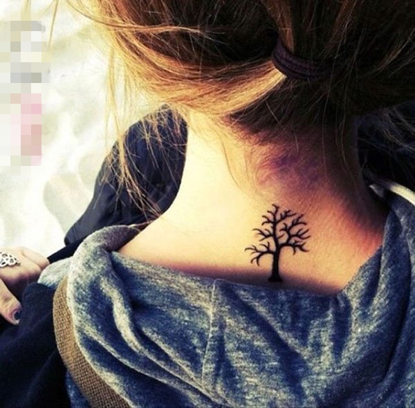 点击大图看下一张：女生颈后黑色抽象线条植物枯树枝纹身图片