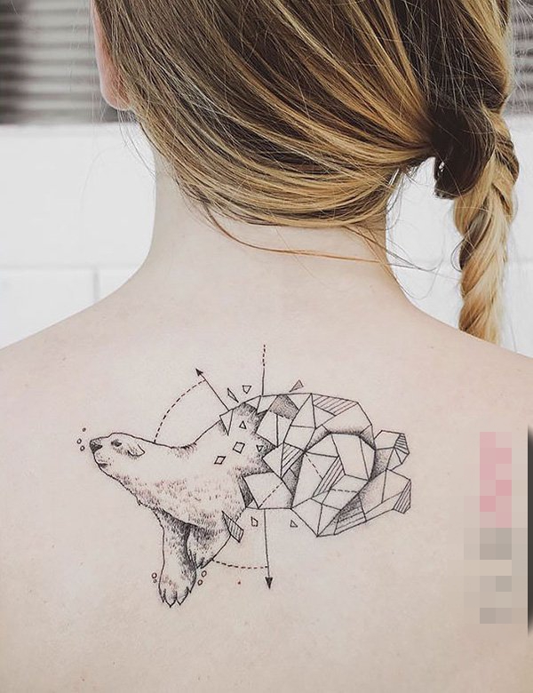 点击大图看下一张：女生颈后黑色线条几何元素创意海豹纹身图片