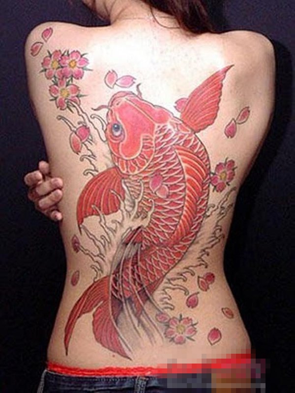 点击大图看下一张：女生满背彩绘文艺花朵和锦鲤纹身图片