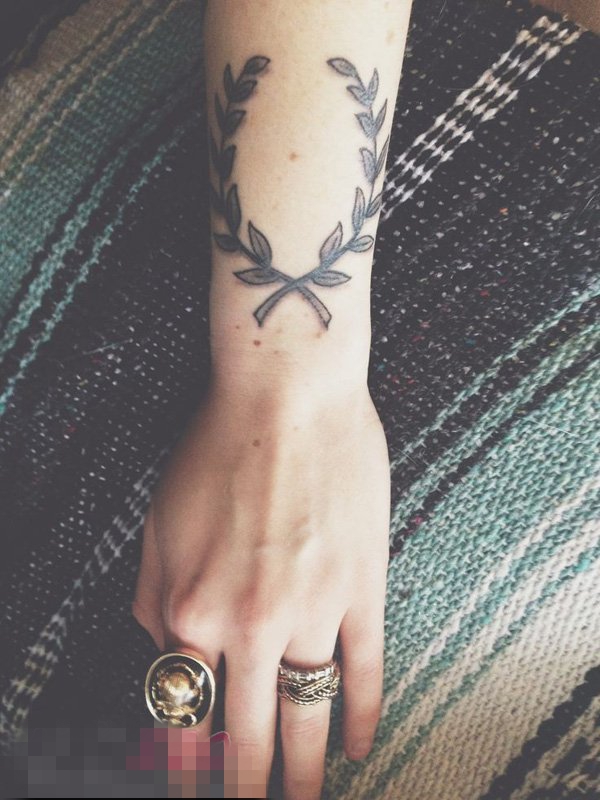 点击大图看下一张：女生手臂上黑色点刺植物素材叶子纹身图片