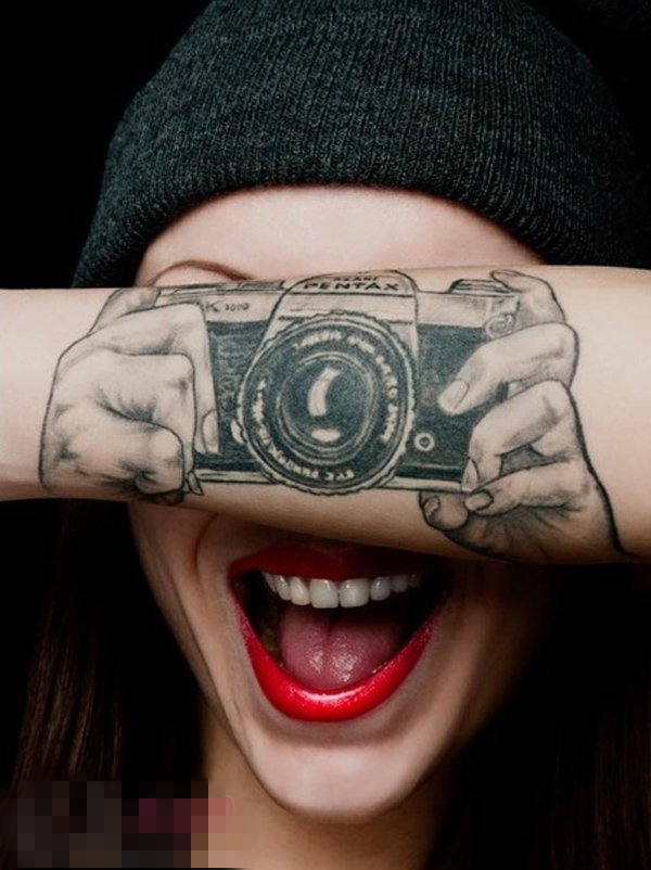 点击大图看下一张：女生手臂上黑色素描点刺技巧创意相机纹身图片