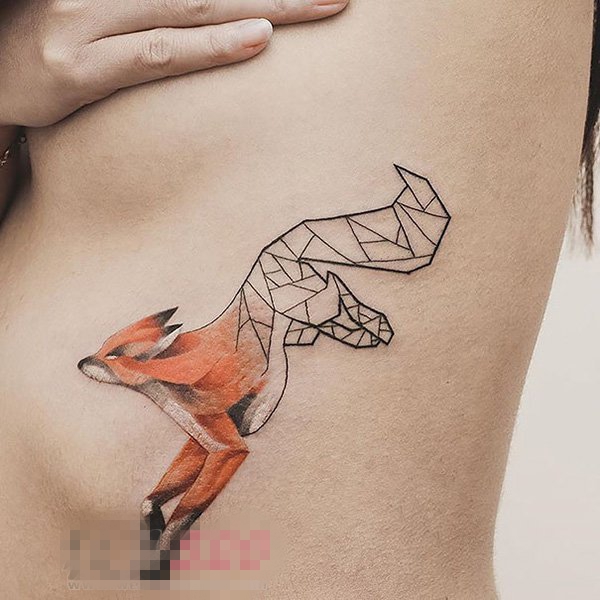 点击大图看下一张：女生胸下彩绘水彩几何元素动物狐狸纹身图片