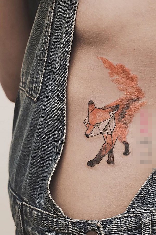 点击大图看下一张：女生胸下彩绘素描几何元素动物狐狸纹身图片
