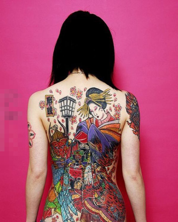 点击大图看下一张：传统时尚的满背抽象线条创意艺妓纹身图案