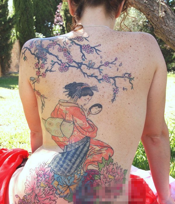 点击大图看下一张：传统时尚的满背抽象线条创意艺妓纹身图案