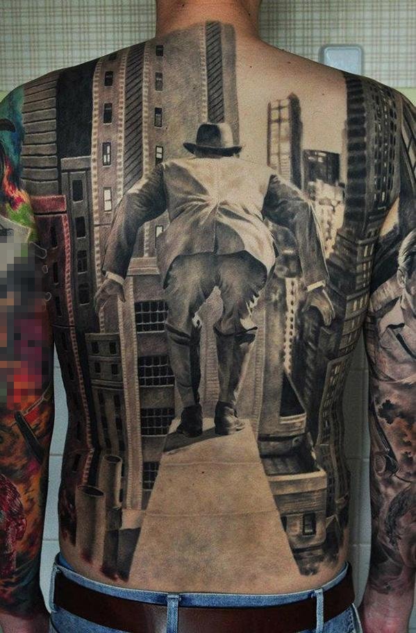 点击大图看下一张：男生满背黑灰点刺建筑和人物肖像纹身图片