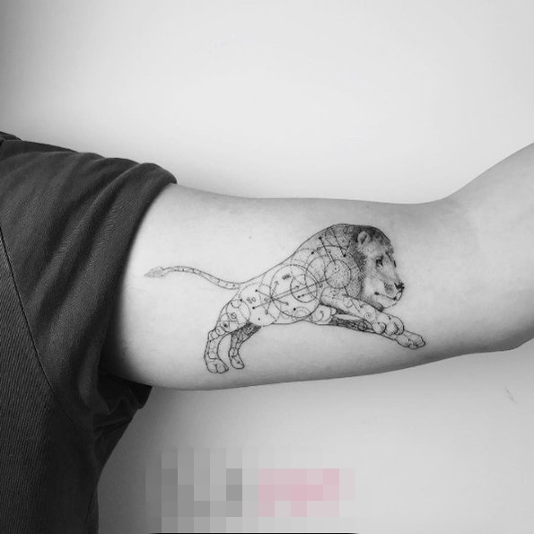 点击大图看下一张：男生手臂上黑灰素描几何元素霸气动物狮子纹身图片