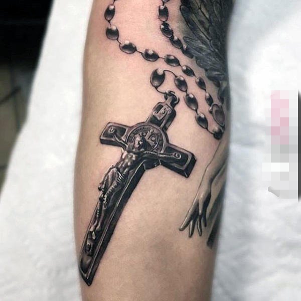 点击大图看下一张：男生手臂上黑色点刺几何线条十字架纹身图片