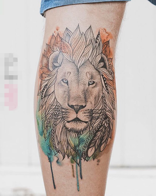 点击大图看下一张：男生小腿上彩绘点刺简单线条小动物狮子纹身图片