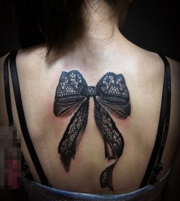 点击大图看下一张：女生背部黑色线条3d蕾丝唯美精致蝴蝶结纹身图片