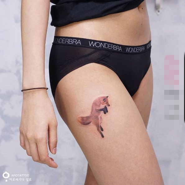 点击大图看下一张：女生大腿上彩绘小动物狐狸纹身图片