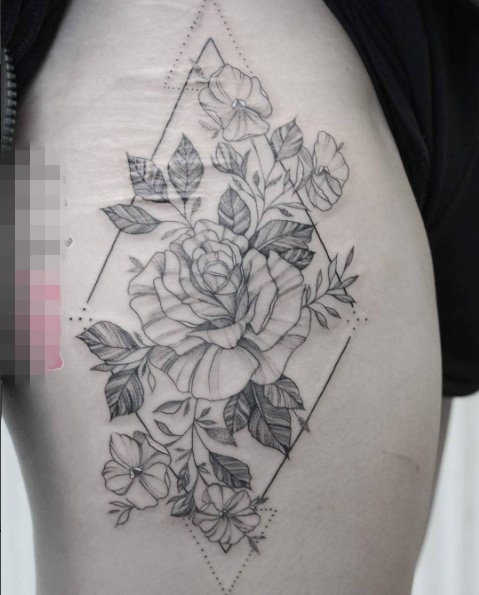 点击大图看下一张：女生大腿上黑色几何线条植物花朵纹身图片