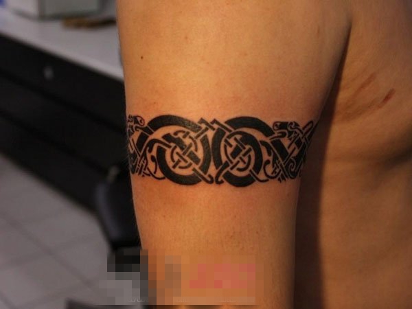 点击大图看下一张：女生大腿上黑色素描创意图腾纹身图片