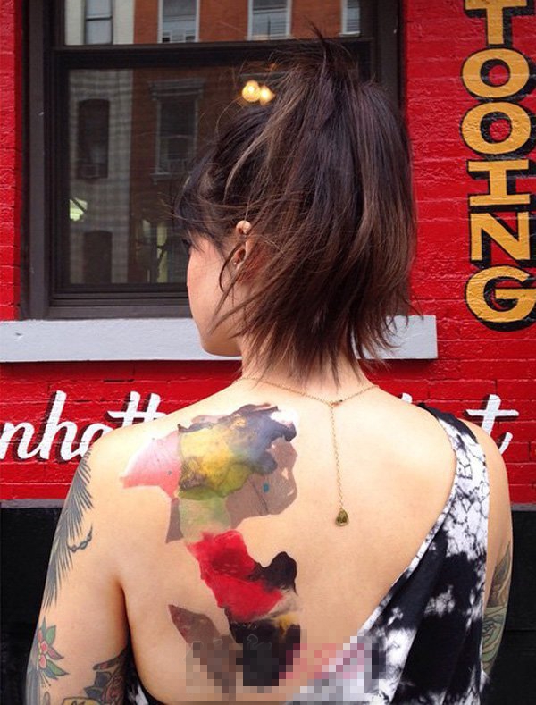 点击大图看下一张：女生后背上个性彩绘技巧几何创意纹身图片