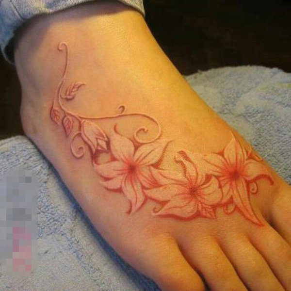 点击大图看下一张：女生脚背上彩绘水彩唯美花朵纹身图片