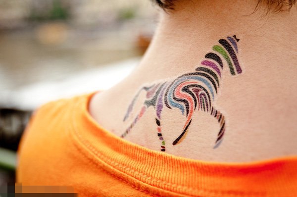 点击大图看下一张：女生颈后彩绘水彩线条创意动物马纹身图片