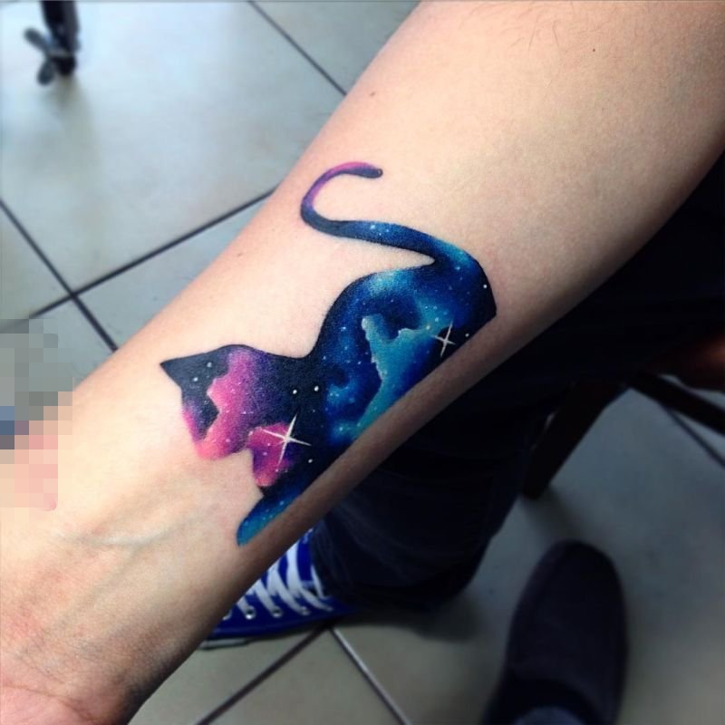 点击大图看下一张：女生手臂上彩绘水彩星空元素小猫轮廓纹身图片