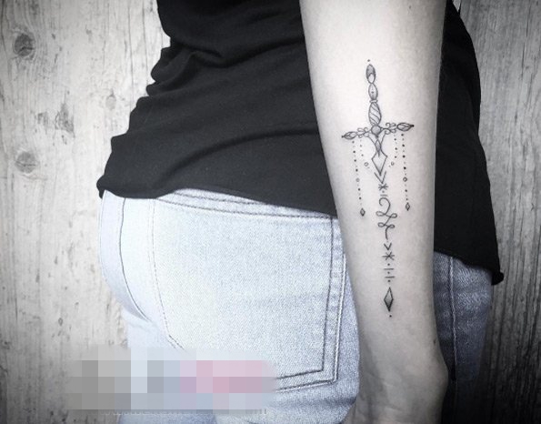 点击大图看下一张：女生手臂上黑灰点刺几何线条符号剑纹身图片