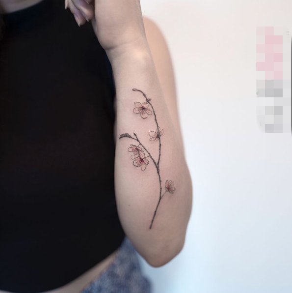 点击大图看下一张：女生手臂上黑灰素描文艺小清新花朵纹身图片