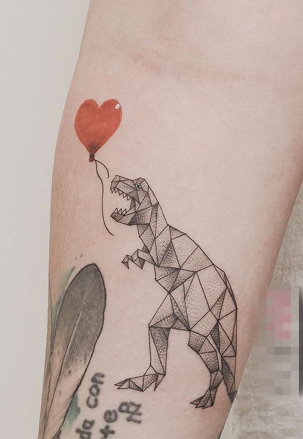 点击大图看下一张：女生手臂上黑色几何线条恐龙和彩绘爱心气球纹身图片