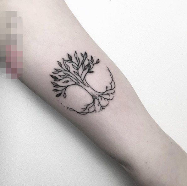 点击大图看下一张：女生手臂上黑色线条创意文艺树纹身图片
