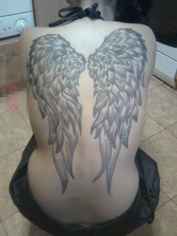 点击大图看下一张：男生后背上黑灰点刺抽象线条羽毛翅膀纹身图片