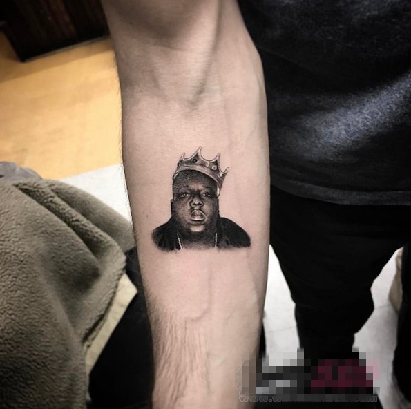 点击大图看下一张：男生手臂上黑色点刺皇冠和人物肖像纹身图片