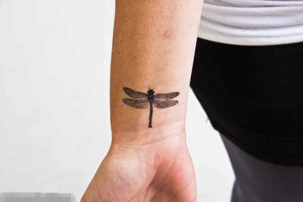 点击大图看下一张：男生手腕上黑色点刺小动物蜻蜓纹身图片