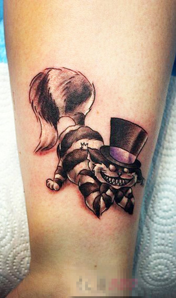 点击大图看下一张：男生小腿上黑灰点刺线条卡通笑面猫纹身图片