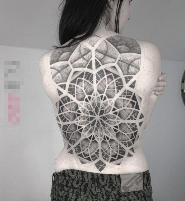 点击大图看下一张：女生背部黑色素描点刺技巧创意梵花花纹满背大面积纹身图片