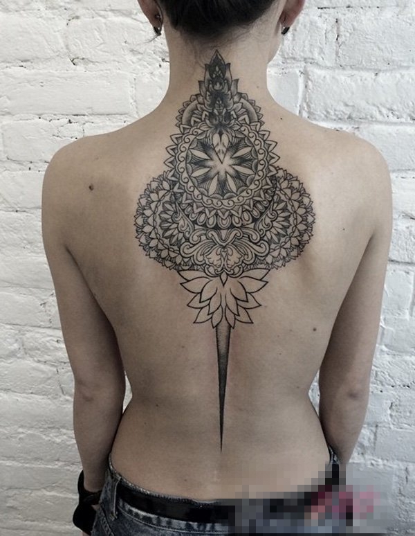 点击大图看下一张：女生背部文艺小清新唯美创意脊椎骨纹身图案