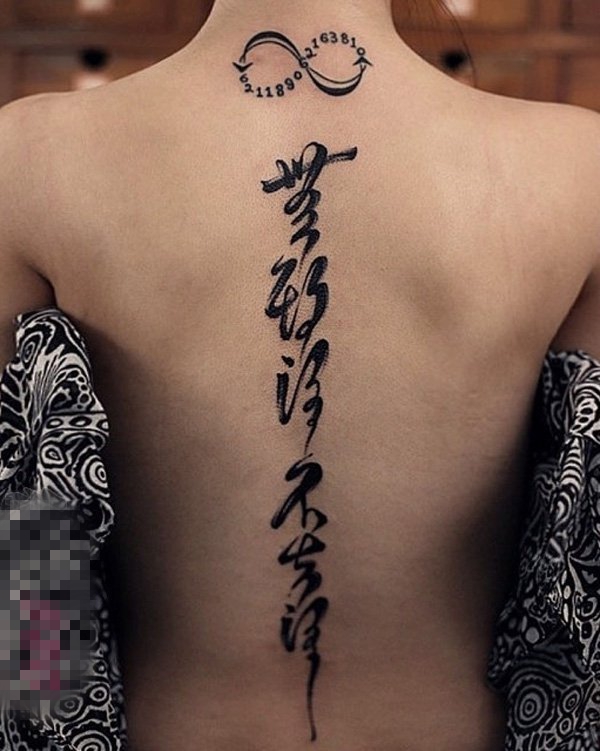 点击大图看下一张：女生背部文艺小清新唯美创意脊椎骨纹身图案