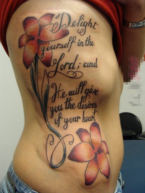 点击大图看下一张：女生侧肋彩绘唯美花朵与英文句子纹身图片