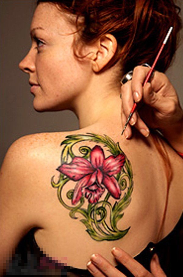 点击大图看下一张：女生后背上彩绘技巧植物藤文艺花朵纹身图片