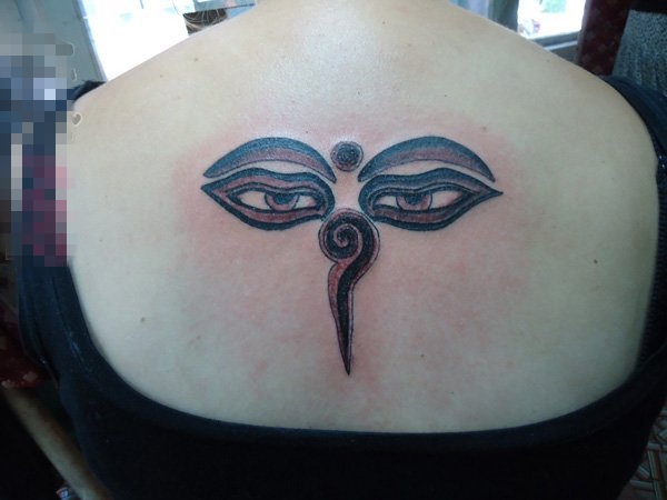 点击大图看下一张：女生后背上黑灰色创意眼睛与符号纹身图片