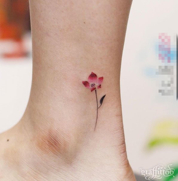点击大图看下一张：女生脚腕上彩绘清新简约花朵纹身图片