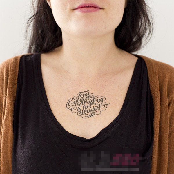 点击大图看下一张：女生颈部黑色抽象线条英文单词纹身图片