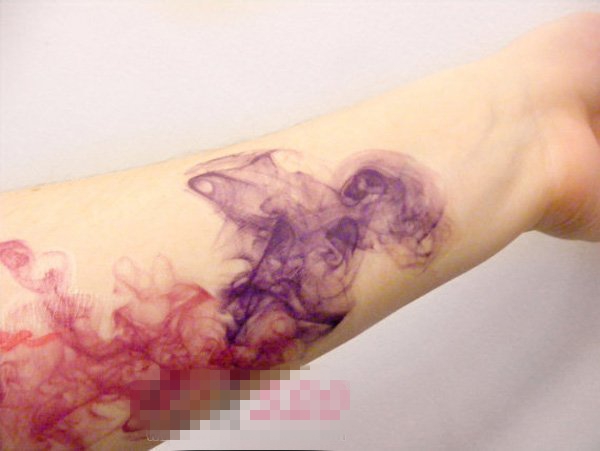 点击大图看下一张：女生手臂上彩绘渐变抽象线条纹身图片