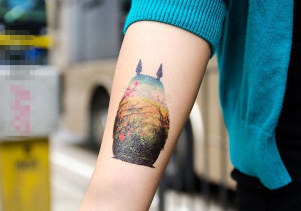 点击大图看下一张：女生手臂上彩绘龙猫轮廓植物素材纹身图片