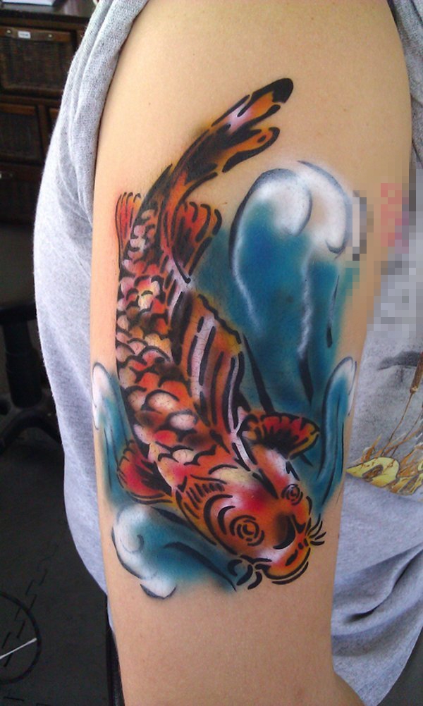 点击大图看下一张：女生手臂上彩绘水彩创意动物鱼纹身图片