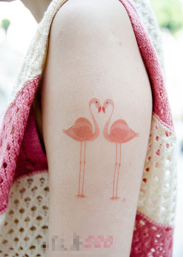点击大图看下一张：女生手臂上彩绘水彩素描创意千顶鹤纹身图片