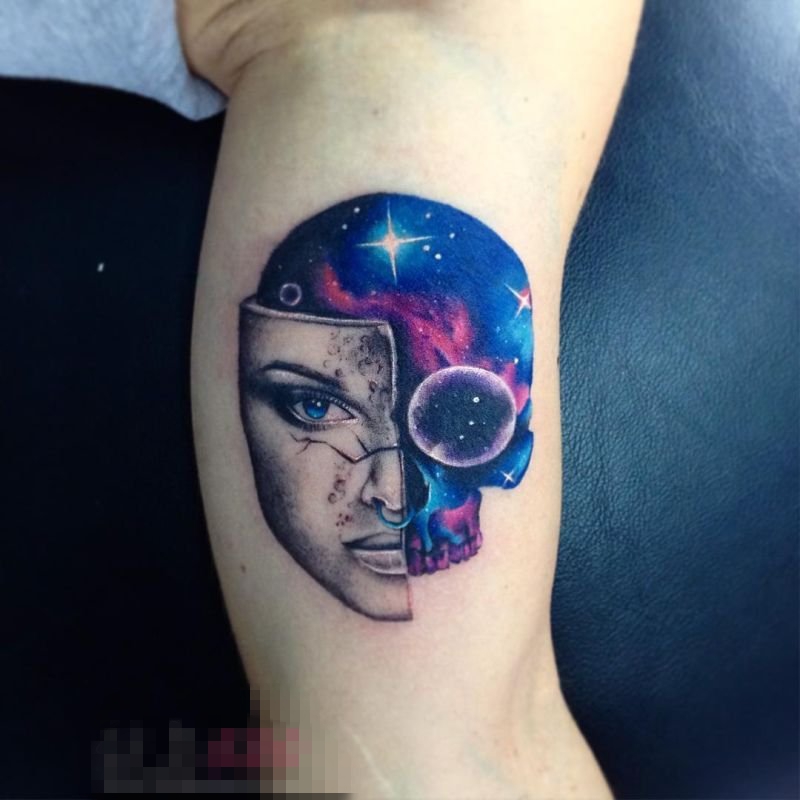 点击大图看下一张：女生手臂上彩绘水彩星空元素创意抽象人像纹身图片