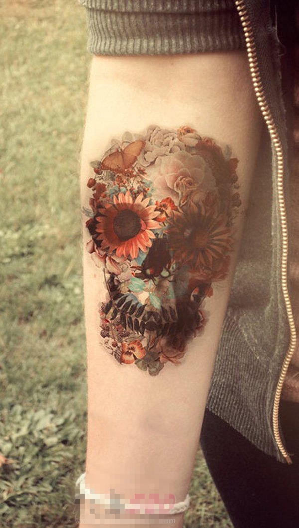 点击大图看下一张：女生手臂上彩绘唯美花朵与创意骷髅纹身图片