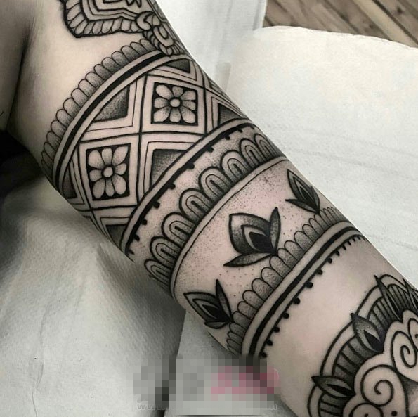 点击大图看下一张：女生手臂上黑灰点刺几何线条半袖纹身图片