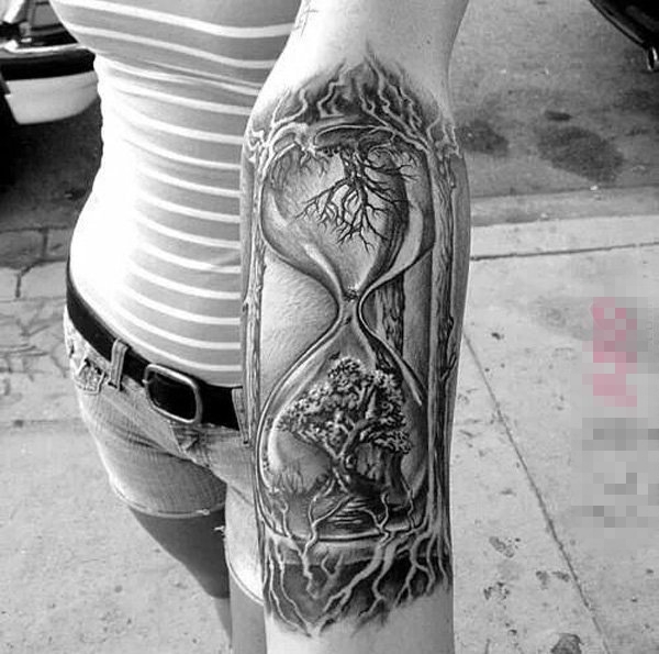 点击大图看下一张：女生手臂上黑色素描创意树枝沙漏纹身图片