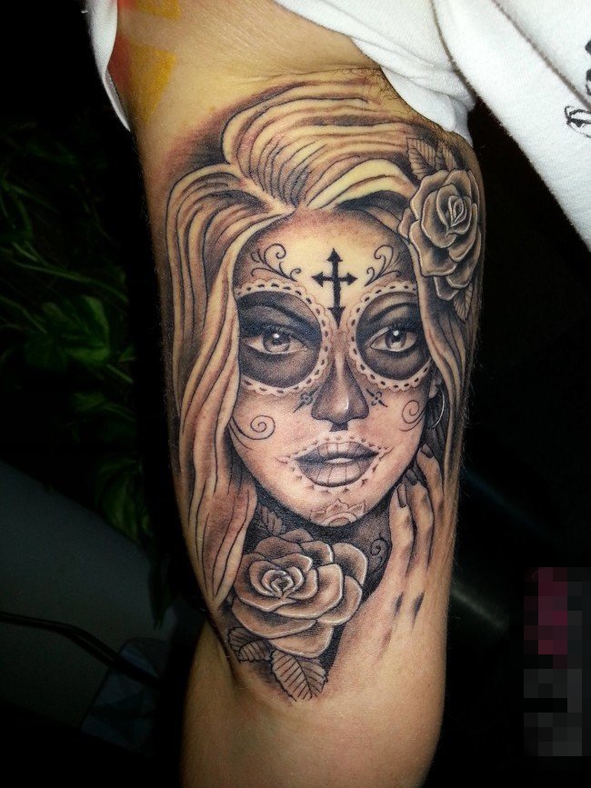 点击大图看下一张：女生手臂上黑色素描点刺技巧创意人像纹身图片