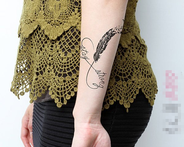 点击大图看下一张：女生手臂上黑色无限大符号英文单词和羽毛纹身图片