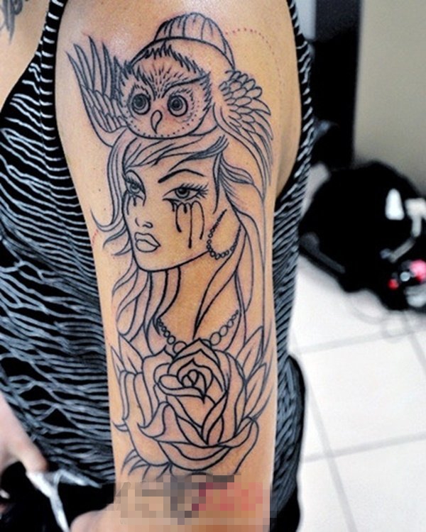 点击大图看下一张：女生手臂上黑色线条创意猫头鹰女生人像和花朵纹身图片
